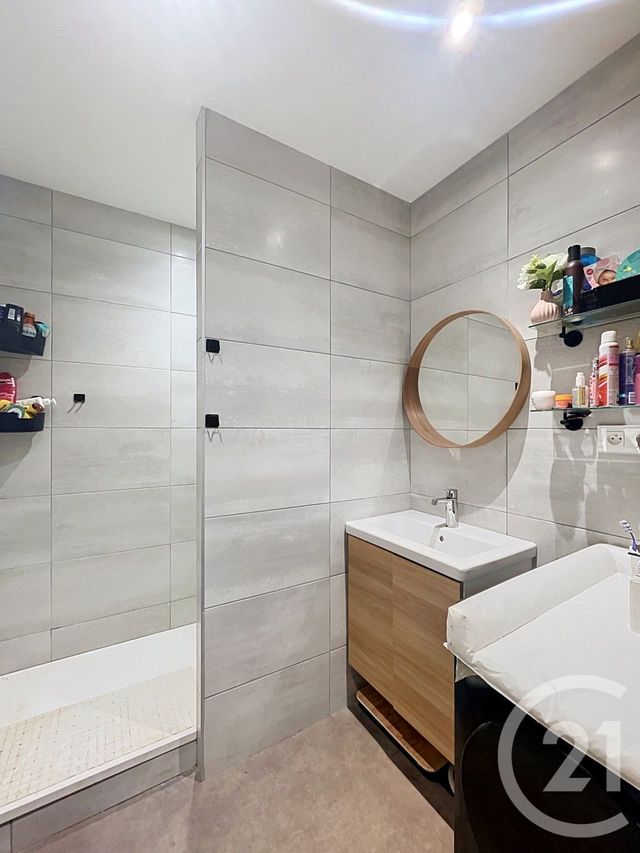 Appartement T3 à vendre - 3 pièces - 76.0 m2 - STE SIGOLENE - 43 - AUVERGNE - Century 21 Agence Des Sucs